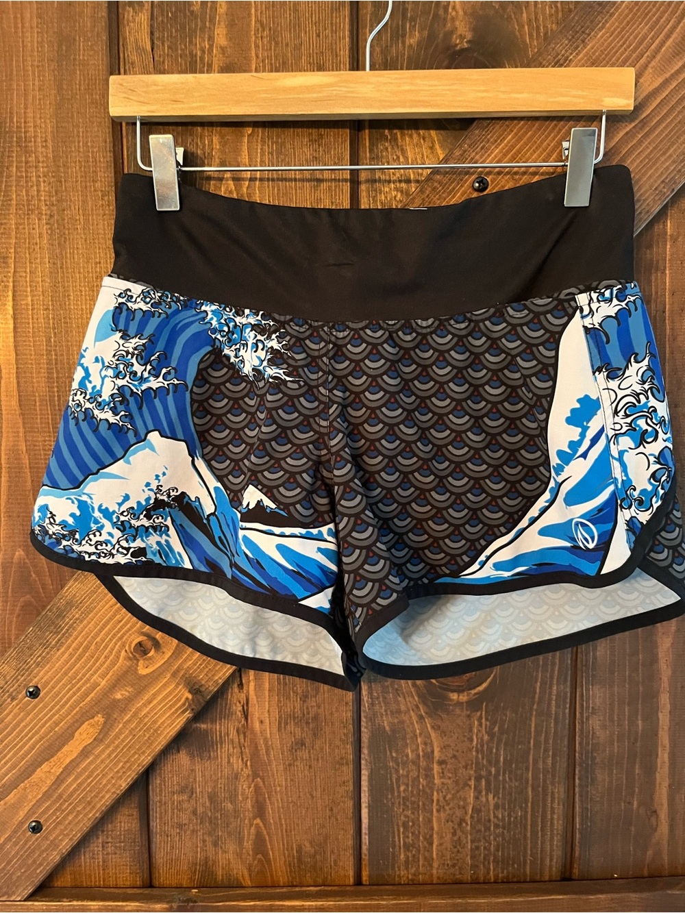 INKnBURN Shorts Black & Blue Wave Print Athletic workout fun pattern sz 6